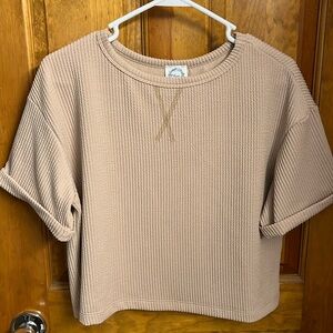 Textured short sleeve shirt in size medium. Light beige in color.